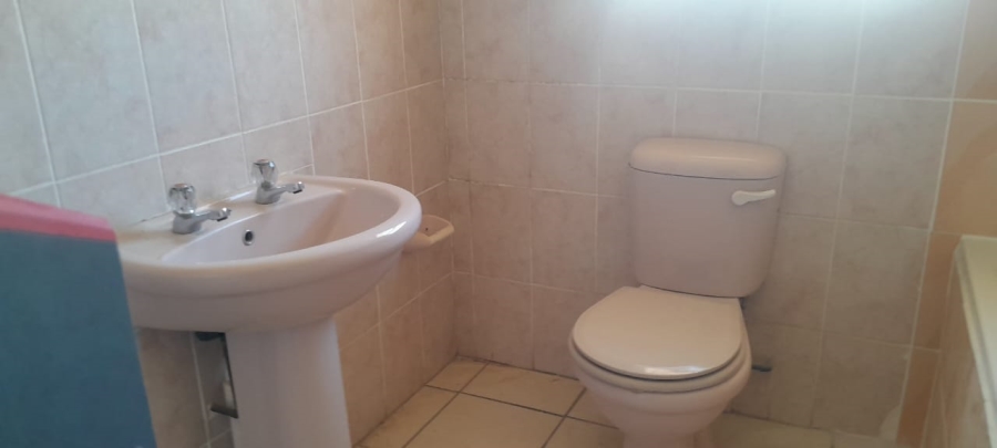 To Let 4 Bedroom Property for Rent in Southernwood Eastern Cape